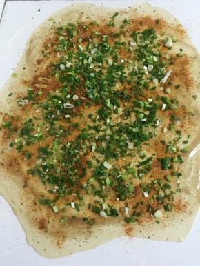 最后把切好的葱花均匀的撒在面片上。

