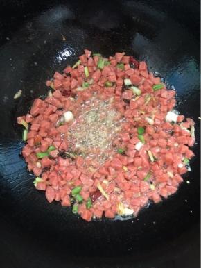 放入烤肠丁儿翻炒均匀至熟！

