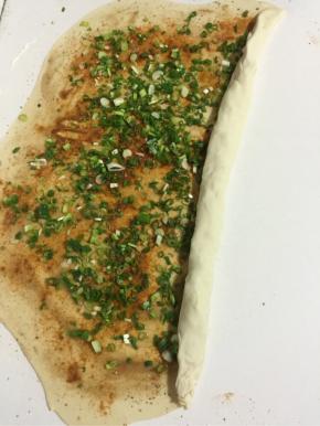 从一头慢慢的卷起来！



