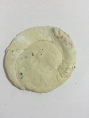 再用擀仗擀成薄饼状！

