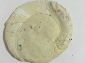 再用擀仗擀成薄饼状！

