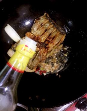 倒入三勺香醋！

