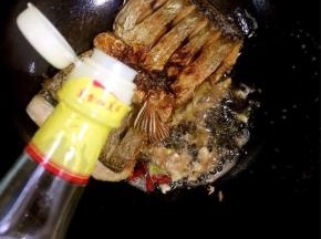 倒入三勺香醋！

