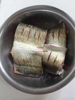 我把它分解成好几段，用刀斜划了几刀，加适量盐抹均匀提前腌制30分钟。

