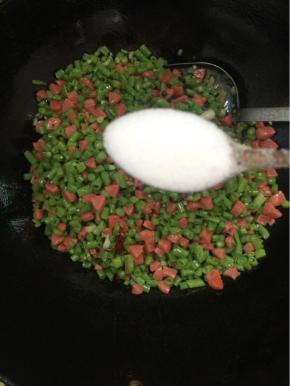 加入一勺盐翻炒均匀！
