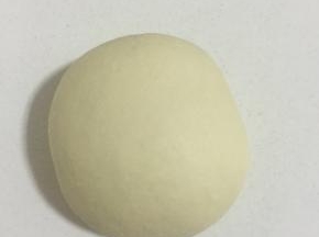 面粉加适量的水揉成光滑的面团。


