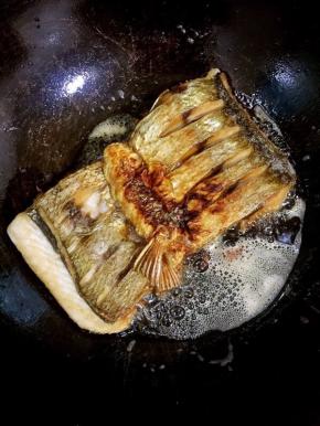 把腌制好的白鱼放进去中小火煎至表面金黄色，把多余的油倒出来！

