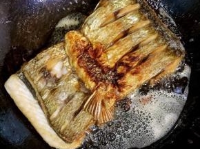 把腌制好的白鱼放进去中小火煎至表面金黄色，把多余的油倒出来！

