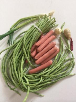 准备好所需的食材： 豇豆，台湾烤肠，干辣椒，生姜，蒜瓣，葱！

