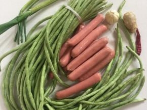 准备好所需的食材： 豇豆，台湾烤肠，干辣椒，生姜，蒜瓣，葱！

