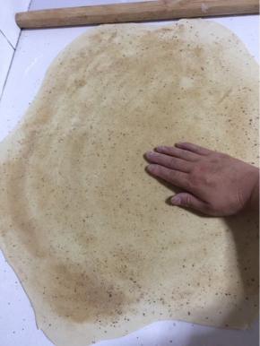 用手均匀地涂抹一层自制椒盐。

