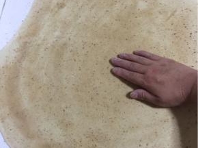 用手均匀地涂抹一层自制椒盐。

