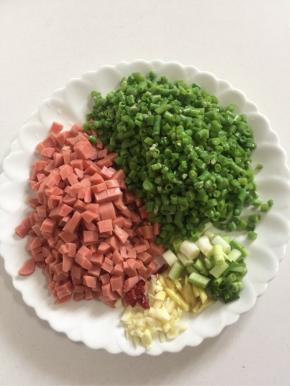 烤肠切成小丁儿，蒜瓣剁碎，干辣椒切段，生姜切成丝，葱切成段，豇豆也切成小丁备用！
