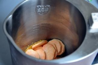 将材料洗净后倒入破壁豆浆机中