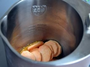 将材料洗净后倒入破壁豆浆机中