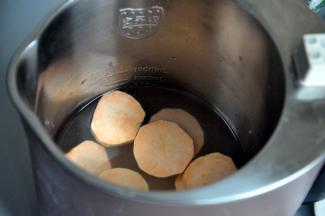 将水盖住最低水位线，这样刚好是一家三口的量。