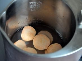 将水盖住最低水位线，这样刚好是一家三口的量。