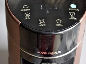 启动豆浆机的五谷豆浆功能（本来是想选择米糊，不小心点错了，但效果一样）