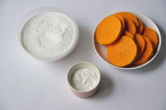 准备材料，南瓜洗净切片。