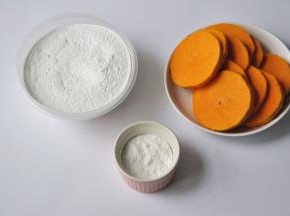 准备材料，南瓜洗净切片。