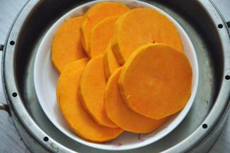 放蒸锅中蒸20分钟，蒸至南瓜软烂。