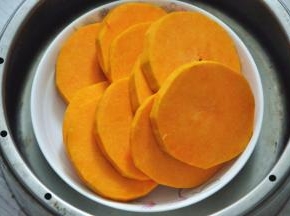 放蒸锅中蒸20分钟，蒸至南瓜软烂。