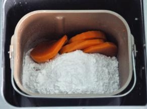 将蒸过的南瓜沥干水份，南瓜水放一边备用，将南瓜、糯米粉、糖粉放入面包机中，启动10分钟揉面程序（如果没有面包机，那么可以将南瓜剁成南瓜泥，手动将南瓜泥与糯米粉揉成光滑的面团）刚开始会比较干，慢慢糯米粉与南瓜融合到一起，揉到面团成形，由于南瓜的水份不同，根据情况适当增加南瓜水或者糯米粉，揉成软硬适中的面团。