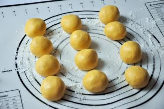 将面团分成50克一个的小球。