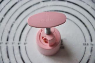 压紧模具，尽量选择花纹不太复杂的花片，由于糯米团有些粘性，花片太复杂不利用脱模。