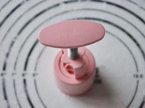 压紧模具，尽量选择花纹不太复杂的花片，由于糯米团有些粘性，花片太复杂不利用脱模。