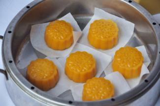 蒸好后食用，配方量可以做15个左右南瓜糯米饼。