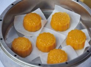 蒸好后食用，配方量可以做15个左右南瓜糯米饼。