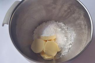 糖粉和盐过筛，加入到黄油中。