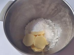 糖粉和盐过筛，加入到黄油中。
