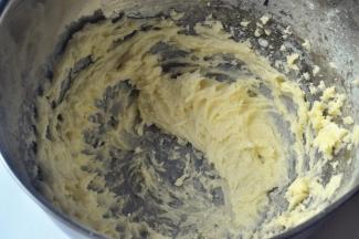 中速打发至黄油发白