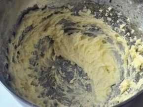 中速打发至黄油发白