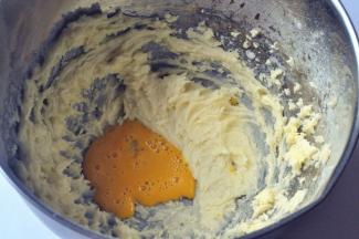 鸡蛋液少量多次地加入到黄油中打发，每次都要混合均匀再放蛋液。