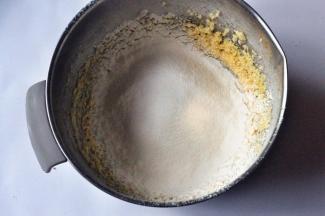 低筋面粉和泡打粉混合后过筛