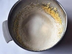 低筋面粉和泡打粉混合后过筛