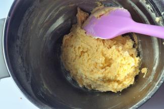 用刮刀切拌混合