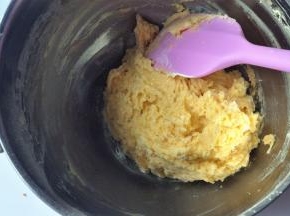 用刮刀切拌混合