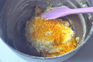 橙子洗干净，皮擦成橙皮屑，不要擦到白色部分，口感会苦，倒入面糊。