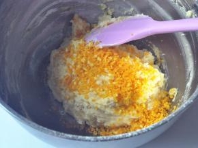 橙子洗干净，皮擦成橙皮屑，不要擦到白色部分，口感会苦，倒入面糊。