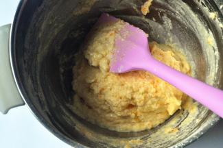 加入橙汁，混合好面糊。