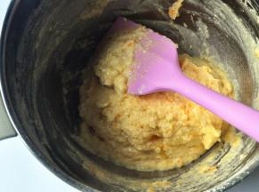 加入橙汁，混合好面糊。