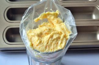 将面糊装入裱花袋，挤入磅蛋糕模具中。