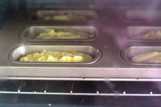 放入提前预热好的烤箱，170度35分钟左右，表面上色即可。