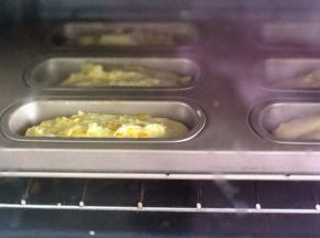 放入提前预热好的烤箱，170度35分钟左右，表面上色即可。