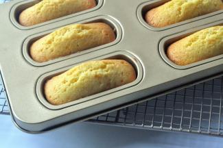 出炉后脱模放在晾架上冷却，磅蛋糕一般放3天更好吃，但我这款迷你的，马上吃也超好吃。