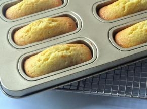 出炉后脱模放在晾架上冷却，磅蛋糕一般放3天更好吃，但我这款迷你的，马上吃也超好吃。